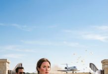 Di un paso hacia las puertas de la boda con mis tacones viejos, apretando una invitación arrugada como si fuera mi último resto de dignidad. El guardia se burló: “¿Tú? No estás en la lista.” La nueva esposa de mi ex se rió. “Quizá vino a suplicar.” Alguien me empujó—fuerte—y luego una bofetada, seca como un trueno. Sentí el sabor de la sangre. “Déjenla entrar”, murmuró mi ex, divertido. Entonces el cielo rugió. Un jet elegante de un multimillonario descendió, y una voz detrás de mí dijo: “Mamá.” Dos niños idénticos me tomaron de las manos. Alcé la mirada—y sonreí. “¿Entramos?”