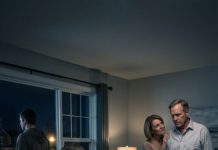 Todavía escucho la voz de mi suegra cortando el aire del salón como una sentencia: “Dos tercios de esta casa son de nuestro hijo. Vas a firmar.” Mi suegro estrelló una carpeta sobre la mesa—papeles del banco, escrituras, mi nombre encerrado en rojo. Miré a mi marido, esperando que hablara… pero evitó mi mirada. “Si te niegas,” susurró ella, sonriendo, “haremos que se divorcie de ti.” Me temblaron las manos—no de miedo, sino de rabia. Y entonces dije una sola frase que lo cambió todo…