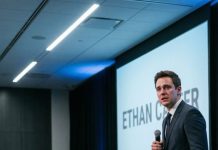 Todavía recuerdo el hedor del basurero: podredumbre caliente, moscas, y mis propios llantos tragados por bolsas de basura. “No mires atrás”, susurró mi madre, y luego sus pasos se desvanecieron. Un recolector llamado el Sr. Hale me levantó como si yo fuera algo digno de salvar. Años después, estoy en el escenario, con las luces ardiendo, cuando una mujer empuja al equipo de seguridad, sollozando: “Soy yo… soy tu madre.” Se me cierra la garganta. La voz del Sr. Hale retumba en mi cabeza: “Elige sabiamente.” Pero ¿por qué ahora… y qué es lo que realmente busca?