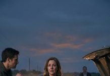 El día que enterramos a mi esposo, mi hijo no me llevó a casa; siguió conduciendo más allá del pueblo, más allá del último farol, hasta que el camino se volvió de tierra y de silencio. Se detuvo en medio de la nada y ni siquiera me miró. “Bájate, mamá”, dijo, con una voz plana como piedra. “Y no vuelvas.” Se me cerró la garganta. “¿Por qué?”, susurré… entonces vi lo que estaba escondiendo en el maletero y se me heló la sangre. Lo que pasó después lo cambió todo.