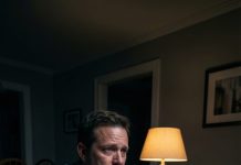 Ella lo dijo como si no significara nada, como si yo fuera un desconocido. “Papá… no vengas a mi boda. Solo mírala por la transmisión en vivo, ¿sí?” Se me secó la garganta. Miré la invitación que nunca recibí, escuchando las risas de fondo… y la voz de otra persona susurrando: “Cuelga.” Entonces sonreí en medio del silencio. Está bien. Si ella quería distancia, yo le daría una lección que nunca olvidaría… empezando por lo que descubrí después. Y ahí fue cuando empezó el verdadero shock…