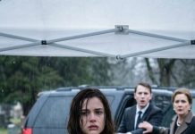 Me quedé junto al ataúd de mi padre, con las manos temblando, escuchando cómo la lluvia golpeaba la carpa como una advertencia. Ni una sola persona de la familia de mi esposo apareció—porque para ellos, papá era “solo un hombre pobre”. Mi teléfono vibró: “No nos avergüences llorando.” Me mordí el labio hasta sangrar. Entonces un desconocido, de traje negro, se inclinó y susurró: “Tu padre te lo dejó todo… incluso la prueba.” Al otro lado del cementerio, mi esposo por fin llegó—pálido—murmurando: “Eso no puede ser verdad.” Sonreí entre lágrimas. Apenas era el comienzo.