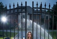 Me planté frente a la mansión de cinco millones de dólares de papá, con las manos aún manchadas de ceniza del funeral. Mamá desapareció, se llevó toda la fortuna y huyó con un tipo desconocido… y el shock terminó matando a mi padre. El 1 de junio, volvió. Labios rojos, tacones firmes, golpeó la puerta como si nada hubiera pasado. —Firma —dijo, helada—. Todo es mío. Me reí, temblando: —¿Todavía te atreves a llamar “casa” a esto? Pero entonces vi lo que escondía detrás de la espalda… y el corazón se me cayó al suelo.