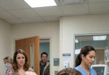 Estaba en la sala de partos, contando respiraciones entre contracciones, cuando mi teléfono se encendió. “No lo abras”, me escribió mi mejor amiga… demasiado tarde. Se cargó un video: la risa de mi esposo, y su voz susurrando: “Por fin es mío.” Me quedé helada. “¿Eras tú…?” murmuré cuando ella entró con flores. Sonrió. “Concéntrate en el bebé.” Pero el monitor pitaba más rápido, igual que mi corazón. Y entonces él llamó. “¿Dónde estás?”, preguntó. Susurré: “Estoy a punto de conocer a nuestro hijo… y de enterrar mi vida anterior.”