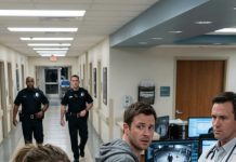 La sala de urgencias olía a lejía y a pánico cuando llevaron a mi esposo junto a mí, con la pierna retorcida bajo una sábana. Cuando intenté tomarle la mano, una enfermera rozó mi palma—demasiado rápido para ser un accidente—y me deslizó una nota doblada. No confíes en nadie. Revisa la cámara. Levanté la vista. Ella ni parpadeó. “Señora”, susurró, con la voz temblorosa, “por favor… hágalo ahora.” Entonces mi esposo gimió: “Amor… yo no me caí.” Y los monitores se dispararon.