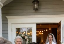 “Ella no viene.” La voz de mi madre era hielo cuando entré al salón de bodas de mi hermana, apretando el pequeño ramo que mi hija adoptiva hizo para la novia. Afuera, las llantas chirriaron—mi niña había manejado toda la noche solo para sorprenderme. Entonces lo escuché: una bofetada, un grito, y su voz aterrada, “¡Mamá!” Salí corriendo y los vi—mi propia familia pegándole. No grité… sonreí. Porque ahí fue cuando mi verdadero plan comenzó.