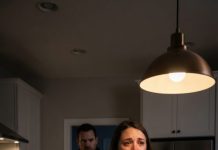 Mi esposo me acercó el vaso de leche tibia, sonriendo demasiado. “Bébela, amor—es buena para el bebé”, dijo, aunque yo acababa de verlo echar algo extraño dentro. El líquido giró, y un leve olor amargo subió a mi nariz. Al otro lado de la habitación, la empleada se quedó inmóvil—luego me miró y, sin decir nada, articuló con los labios: “No la bebas.” Forcé una risa, levanté el vaso… y sentí mi teléfono vibrar con un mensaje nuevo.