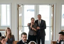 El día de mi boda, la iglesia olía a lirios… y a mentiras. “Tus padres no pueden entrar”, susurró mi futuro esposo mientras acomodaba mi velo como si me poseyera. “No voy a permitir que esa clase de familia nos avergüence. Son demasiado pobres.” Tragué saliva. “¿Esa clase? Ellos me dieron todo.” Él sonrió sin ternura. “Elige: ellos… o yo.” Entonces, las puertas se abrieron de golpe. Una voz conocida rompió la música: “Hija… vengo a llevarte a casa.” Y ahí entendí algo aterrador: esta boda no era un comienzo… era una guerra.