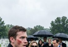 El día que enterré a mi padre, la lluvia se sentía como clavos sobre mi piel. Aún apretaba el incienso cuando ella apareció: mi madrastra, la mujer que desapareció durante años, vestida de negro como si hubiera estado de luto todo el tiempo. “Vengo por lo que es mío”, siseó, lo bastante alto para que todos la oyeran. Yo dije: “Lo dejaste morir.” Ella sonrió… y luego me abofeteó tan fuerte que me zumbaban los oídos. La multitud se quedó helada. Y justo entonces, el abogado dio un paso al frente… con una carpeta que tenía mi nombre.