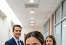 “Dilo”, exigió, con la mirada vacía. “Di que se acabó”. Mi esposo no quería amor: quería un relato donde él fuera la víctima y yo la villana. Los moretones se fueron borrando; el silencio, no. Pedí el divorcio solo para volver a respirar. Tres días después los vi: él rodeándole la cintura a mi prima, como si hubiera estado esperando. “Ella sí me entiende”, le dijo a todos. Esa noche mi prima llamó, temblando: “Él dice que estás loca… ¿es verdad?” Tragué saliva. ¿Y si no soy la única a la que está rompiendo?