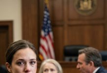 Yo estaba de pie en el funeral de mi esposo, con un vestido negro que de pronto se sintió demasiado frágil. El incienso ni siquiera se había consumido cuando su hermano me agarró la muñeca con fuerza. “Cinco casas”, siseó, lo bastante alto para que todos lo oyeran. “Repartelas. Ahora.” Mi suegra me señaló como si yo fuera basura. “Parásita. Te casaste por dinero.” Entonces un puñetazo me golpeó el hombro—duro—y la sala se me fue de lado. Probé sangre y escuché a alguien susurrar: “Se lo merece.” Miré el retrato de mi esposo… y recordé lo que me dijo la noche antes de morir: “Si vienen a reclamarlo, no llores. Abre la caja fuerte.”