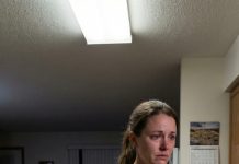 Nunca pensé que el dolor pudiera ser robado. La noche después de que murió mi padre, abrí el sobre que había estado guardando—dinero para su funeral—y lo encontré vacío. Me temblaban las manos cuando me giré hacia mi esposo. “¿Dónde está?” pregunté, con la voz hecha pedazos. Ni siquiera se inmutó. “Se lo di a mi hermano,” dijo. “Necesitaba un coche.” Algo dentro de mí se congeló. Sonreí—demasiado tranquila. “Está bien,” susurré… y empecé a planear lo que haría después.