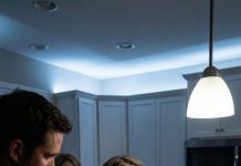 Me quedé helada cuando mi hija susurró: “Mamá… mi violonchelo desapareció.” Y entonces mi madre se encogió de hombros como si nada: “Lo vendimos—89.000 dólares. Deberías dar las gracias.” Se me congeló la sangre. “Le robaste a tu propia nieta,” solté, dando un paso al frente—hasta que mi esposo me agarró del brazo y la mano de mi madre me cruzó la cara de una bofetada. La habitación me dio vueltas, la rabia rugiéndome en los oídos. Ese fue el momento en que dejé de suplicar… y empecé a calcular. Creyeron que habían ganado—hasta que les mostré el precio.