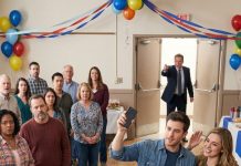 Me quedé helada cuando la invitación a la fiesta de jubilación llegó a mi bandeja de entrada: “NO VENGAS.” La voz de mi padre crepitó por el teléfono. “Solo… no vengas, ¿sí?” En el salón, la risa se desbordaba—hasta que vi a mis hermanos rodeándolo como tiburones. “Así es como se ve estar sin dinero, viejo,” se burló uno. La sonrisa de papá no le llegaba a los ojos—hasta que las puertas se cerraron de golpe y entró el presidente del banco. “Señor Nguyen,” dijo con frialdad, “tenemos que hablar… ahora mismo.”