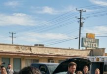 Lo noté primero por el olor: un perfume barato en su cuello, el tipo que grita mentira. Yo sonreí, lo besé en la mejilla y le susurré: “Maneja con cuidado, cariño.” Esa noche abrí el capó y cambié el aceite del motor por pegamento. A la mañana siguiente él gritó: “¡¿Por qué no arranca?!” Y la voz de su amante chilló desde el asiento del copiloto: “¡Llama a alguien—YA!” Minutos después, sirenas. Un paramédico ordenó: “¡No se muevan! ¿Están… pegados?” Intentaron levantarse: no pudieron. Intentaron separarse: imposible. Y mientras yo miraba desde la otra acera, mi teléfono vibró con un mensaje: “Él no es tu único problema.”