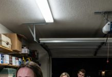 El día que murió mi padre, la casa quedó en silencio… hasta que ella lo rompió. “Fírmalo”, siseó mi madrastra, golpeando una carpeta sobre la mesa. “Todo. Tu padre me lo dejó a mí… y a mi hijo.” Me temblaban las manos. “Papá no haría—” Se inclinó, con una voz como cuchillo: “Está muerto. Estás solo. Así que elige: obedece… o sufre.” Creí que lo peor era perderlo. Me equivoqué… porque el testamento que encontré esa noche lo cambió todo… y reveló quién era el verdadero monstruo.