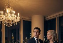 Todavía recuerdo cómo fregaba el mármol como si perteneciera a esa casa: la cabeza gacha, las manos en carne viva, el uniforme demasiado grande. “No me mires”, susurró cuando intenté ayudarla. “Solo… obsérvala.” Entonces mi prometida estalló: “¡Sirvienta! Si rompes ese jarrón, ¡lo pagarás con tu vida!” Se me heló el estómago. Mi madre levantó la mirada hacia mí: tranquila, casi triste. Esa noche se quitó el delantal y dijo en voz baja: “Ahora ya lo sabes.” Pero lo que reveló después… lo cambió todo.