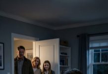 Yo era “la tonta”, el chiste de la familia… hasta que las bromas se convirtieron en moretones. —Nunca llegarás a ser nada —se burló papá, empujándome a un lado mientras mamá arrullaba—. Tu hermana merece los 18 millones de dólares. Esa noche encontré un sobre sobre mi cama—mi nombre escrito perfectamente, como si alguien hubiera estado esperando el momento. Dentro había una sola línea: “Nunca fuiste su hija.” Me temblaban las manos. Entonces la puerta principal hizo clic al abrirse… y todo lo que creía comenzó a resquebrajarse.