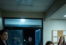 Mi hijo de seis años se aferró a mi abrigo en el vestíbulo del refugio cuando los faros blanquearon las paredes: demasiado brillantes, demasiado intencionales. Un sedán negro se detuvo como si fuera dueño de la noche. La recepcionista palideció. “Señora… tiene que esconderse. Ahora.” Mi hijo susurró: “Mamá, ¿es papá?” Entonces se abrió la puerta del conductor y una mujer bajó, sonriendo como si ya hubiera ganado. Pronunció mi nombre, suavemente. “Hablemos.” Y fue ahí cuando vi lo que llevaba en la mano.