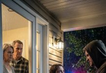 “Toda la familia decidió que ya no vives aquí,” dijo mi madre sin mirarme. “Un día más y te golpeamos.” Me quedé helada. Afuera, mi hija temblaba bajo la lluvia, golpeando la puerta: “Mamá…” “Ábreme, tengo frío…” Corrí hacia ella, pero mi madre me bloqueó el paso. “Elige,” susurró, “¿tú… o la niña?” Y la puerta detrás de mí… se cerró con llave.