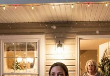 “No hay lugar en la mesa,” espetó mi madre, cerrando la puerta de un golpe como si mi hija no valiera nada. Afuera, el viento atravesaba su chaqueta delgada—las luces de Navidad parpadeaban tras el vidrio empañado mientras ella temblaba en la acera. Escuché su susurro en mi buzón de voz: “Mamá… tengo miedo.” Algo dentro de mí se rompió. No lloré. No supliqué. Sonreí… porque sabía exactamente qué hacer después. Y cuando mi familia vio lo que hice… su Navidad nunca volvería a ser la misma.