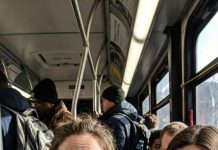 Estaba al límite—pagando todas las cuentas, cocinando cada comida, sosteniendo a nuestra familia—mientras mi esposo “trabajaba hasta tarde”. Entonces, en un autobús abarrotado, una mujer a mi lado siseó por el teléfono: “Dile que estoy embarazada… y que su esposa no se entere”. Se me heló el estómago cuando se rió y dijo su nombre. Me aferré al tubo hasta que los nudillos se me pusieron blancos. Ella me miró y sonrió con desprecio: “Me resultas familiar”. No volví a respirar hasta mi parada—porque lo que acababa de oír era solo el comienzo.