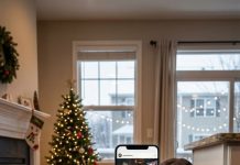 En la noche de Navidad, me besó la frente y susurró: “Tengo un viaje de trabajo urgente… no me esperes.” Yo aún sonreía cuando el teléfono vibró: apareció una foto de él en un bar, abrazando fuerte a su ex. Me zumbaban los oídos. Lo llamé. Contestó con una voz helada: “Deja de exagerar.” Un dolor agudo me atravesó el vientre y me desplomé en el suelo. La nieve seguía cayendo tras la ventana… pero mi bebé no alcanzó a llegar a este mundo. Y a la mañana siguiente, encontré un mensaje sin leer… y no era para mí.