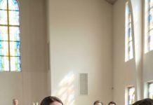 En el funeral de mi madre, todavía sostengo el incienso cuando las puertas se abren de golpe. “Eres la menor. No tienes derecho a nada”, escupe mi hermana—de regreso tras diez años siguiendo a un hombre, diez años de silencio, mientras yo le daba a mamá cada pastilla y le secaba cada lágrima. Se inclina hacia mí, con la mirada helada. “Soy la mayor. El noventa por ciento de la herencia es mío.” Me río—hasta que su bofetada me estalla en la cara, tan fuerte que detiene las plegarias. Y en ese instante, meto la mano en el bolso de mamá… y encuentro la única cosa que mi hermana jamás esperaba.