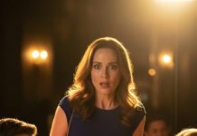 My husband leaned toward his friend and switched to French, smiling like I wasn’t even there. “Elle est si naïve,” he murmured—she’s so naive. I froze with my fork halfway to my mouth. Then he laughed and added something that made my stomach drop. I set my glass down slowly and thought, Do I expose him right now… or let him keep talking and hear everything? Because what he said next could end our marriage.