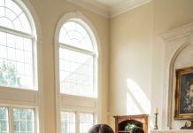 Apreté la foto de la ecografía como si fuera una promesa. Cuatro meses embarazada, ya hablábamos de boda… hasta que la puerta se abrió y la sonrisa de su madre se volvió una cuchilla. “Familia pobre”, siseó. Su padre ni siquiera levantó la vista. “Deshazte de eso.” Lo miré de frente. “Diles que no.” Su voz tembló. “Tal vez… sea lo mejor.” Entonces la criada se quedó helada, con los ojos muy abiertos, y susurró: “La antigua señora…” Se me heló la sangre—porque me estaba mirando a mí.