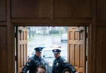 La lluvia golpea la tapa del ataúd mientras aprieto la pequeña foto de mi hija. Mi esposo se inclina, la voz temblorosa… demasiado perfecta. “No puedo vivir así… quiero el divorcio.” Antes de que pueda respirar, mi mejor amiga me agarra la muñeca. “No llores—escucha. Él estaba engañándote. Y… él planeó esto.” Siento la garganta helarse. Camino hacia el pasillo. “Dilo todo, la verdad—ahora mismo, frente a todos.” Afuera, las sirenas desgarran el silencio. Y mi esposo sonríe. ¿Por qué?