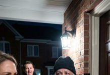 Apreté la manta rota contra mis hombros y forcé mi voz a temblar: “Por favor… ¿me da algo de comer?” Ella se giró, con la mirada helada, y gritó: “¡Lárgate! ¡No ensucies mi puerta!” No alcancé a retroceder cuando una bofetada me hizo ver estrellas; luego, el golpe seco de unos zapatos contra mis costillas. “¡Mendiga y todavía atrevida!” El sabor metálico de la sangre en mis labios… vi el anillo de boda en su mano y lo entendí: esta prueba acababa de convertirse en sentencia. Pero lo más impactante—mi hijo estaba de pie, justo detrás del portón.