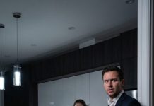 Entré sin avisar—solo el “clic” suave de la puerta en el silencio. Entonces escuché la voz temblorosa de mi madre: “Por favor… basta.” Mi hija sollozaba, con sus manitas hechas puño. Y allí estaba ella—mi prometida—levantando un balde de agua sucia como si no fuera nada. “¿Querías una lección?” escupió. Se me heló la sangre. “Suéltalo,” dije. Ella se quedó inmóvil… pero yo no. Y lo que hice después lo cambió todo.