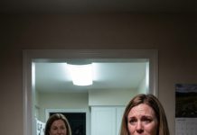 I was gone for one day. When I stepped inside, my daughter stood in the corner—hands raw, eyes down. I whispered, “¿Qué te hizo?” Her voice cracked: “Mamá… no la hagas enojar.” From the kitchen, my stepmother sang sweetly, “Solo está aprendiendo a obedecer.” On the table lay a sheet—chores, punishments, rules—signed with my child’s name. My throat went dry when I read the last line: “Mañana.”