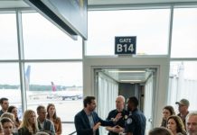 Vi el gafete de mi hija antes de ver su rostro. “Siguiente pasajero, por favor”, dijo—fría, impecable—y entonces sus ojos chocaron con los míos y se quedaron inmóviles. “Linh… soy papá”, susurré, apretando mi pase arrugado como si me sostuviera en pie. Su mandíbula se tensó. “Señor, hágase a un lado. Usted no está en mi lista.” Me acerqué, temblando. “¿Te avergüenzas de mí?” Ni parpadeó. “Seguridad.” Cuando unas manos me sujetaron del brazo, ella movió los labios con una palabra que no escuché. Perdón. Pero la forma en que evitó mi mirada… no era vergüenza. Era miedo. Y entonces pensé: ¿qué sabía ella de este vuelo que yo no?