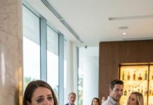 Entré al vestíbulo del resort esperando paz—y entonces me quedé paralizada. Los labios de mi marido estaban en el cuello de mi mejor amiga, como si nuestros votos no significaran nada. Ella miró mi vientre y sonrió con desprecio. “Aww… ¿ya se te nota? Por eso él dejó de tocarte.” Él se rió, lento y cruel. “Mírala—tan orgullosa de un cuerpo que nadie quiere.” La vista se me nubló, pero mi palma cubrió mi vientre. Hoy no. Y detrás de mis lágrimas, algo despertó.