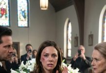 Trajes negros. Lirios blancos. Dos ataúdes. Y mi esposo eligió el segundo más sagrado para susurrarme: “La mitad de la casa. La mitad de la empresa. Firma.” Me temblaron las manos sobre el vientre. “Mis padres ni siquiera están fríos…” Mi suegra se burló: “Deja el drama. ¡Firma!” Cuando me negué, la primera bofetada ahogó las oraciones. La segunda me nubló la vista. Me limpié la sangre del labio y los miré fijamente. “Está bien”, dije. “Firmaré… de una forma que no verán venir.” Y llamé.