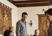 Todavía recuerdo el momento en que entré en la casa de sus padres: las manos temblando, la sonrisa ensayada frente al espejo. “Entonces… ¿así vestida te atreves a venir a presentarte?” se burló su madre. Su abuela soltó una risa despectiva: “Las chicas pobres siempre sueñan demasiado alto.” Miré a mi prometido: él solo bajó la cabeza. Luego, ella me echó directamente agua sucia encima. “Arrodíllate”, siseó. “Límpialo.” El tacón de su zapato me pateó y me tiró al suelo… y algo dentro de mí se rompió de golpe. Me levanté, empapada. “Hoy que me conoces… es el día en que tu familia empieza a quebrar.” Esa noche hice 49 llamadas. A la mañana siguiente, la primera puerta que se abrió… fue la mía.