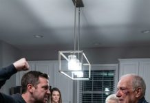 Le entregué la empresa a mi hijo como el último regalo de mi vida. Un mes después, me lo pagó con moretones y una orden de desalojo. “Papá, mamá—lárguense de aquí”, gruñó, mirando a su esposa como si esperara una señal. Ella curvó los labios: “Échenlos al barrio marginal. Allí desaparecerán”. El puñetazo cayó—mis ojos destellaron en blanco. A los ochenta y dos años, dormí sobre el concreto… y guardé silencio a propósito. Porque él nunca leyó la cláusula que enterré en esos papeles… y mañana, recuperaré todo lo que cree que es suyo.