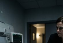 Entre los gritos y el olor a desinfectante, yo me aferraba a la camilla como si fuera la última tabla en el mar. Entonces lo vi: mi esposo entró… y detrás de él, ella. Mi visión se nubló, pero escuché, clarísimo, su susurro venenoso: “Si ese bebé ya no existe… ¿te divorcias de ella y te vienes conmigo?” Un “¡paf, paf!” sordo golpeó mi vientre. Quise gritar, pero solo pude pensar: no voy a morir aquí. Porque no saben lo que hice después… y porque, contra todo, mis trillizos nacieron vivos. Y esa noche, empezó su condena.