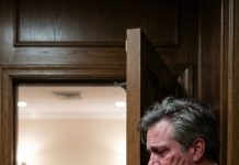 Yo estaba junto al ataúd de mi esposa cuando mi teléfono se iluminó: el nombre de mi hija. “Papá, ya estamos en la cena de cumpleaños de él”, dijo, como si no significara nada. Yo susurré: “Tu madre se ha ido.” Ella soltó: “No exageres.” Cuando intenté detenerlos en la puerta más tarde, su marido sonrió con desprecio: “Quítate,” y mi propia hija siseó: “Tú no me controlas,” antes de que el bofetón cayera—seco y fuerte. Esa noche, abrí mi testamento… e hice un solo cambio que los destruiría.