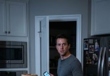 Volví temprano tras la reunión, listo para sorprenderla. La casa estaba demasiado silenciosa… hasta que oí toser a mamá en la cocina. —Come, por favor —susurró mi esposa. Doblé la esquina y me quedé helado: en su mano, un cuenco; detrás, una bolsa que decía COMIDA PARA PERROS. —¿Qué estás haciendo? —me tembló la voz. Ella no se inmutó. —Porque se lo merece. Entonces vi otro cuenco… puesto para mí.