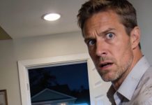 Volví a casa un día antes—apenas una semana después de mi viaje de negocios—y la casa se sentía… mal. Mi pequeña estaba junto a las escaleras como una sirvienta, con la mirada baja y los nudillos amoratados. Entonces oí el chasquido de una bofetada y su sollozo ahogado. “Ni se te ocurra mirarme,” siseó una voz de mujer. Me giré: nuestra empleada doméstica llevaba puesto el vestido de mi difunta esposa, sonriendo como si fuera la dueña. “Señor,” ronroneó, “ella necesitaba disciplina.” Se me heló la sangre. Porque detrás de ella… mi hija susurró: “Papá… dice que mamá se lo ordenó.”