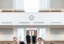 Aún escucho la voz de mi hermana en mi cabeza, dulce como veneno: “No seas dramática… ven y sonríe.” ¿Sonreír… mientras ella lleva mi anillo y sostiene mi futuro? Las puertas de la iglesia se abrieron y él me miró como si yo fuera una desconocida. Me puse de pie, temblando. “Detengan la boda,” dije. Jadeos. Los ojos de mi hermana brillaron. “Llegas tarde.” ¿Tal vez. Pero cuando metí la mano en mi bolso, entendí algo: ellos no tenían idea de lo que yo llevaba hasta el altar.