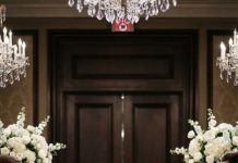 Me quedé paralizada en medio de la boda de mi hijo cuando su novia me soltó con desprecio: “Lárgate. Hueles asqueroso, nos estás avergonzando, y firma estos papeles para que él quede libre de ti para siempre.” Mi propio hijo bajó la mirada y no dijo nada. Fue en ese momento cuando algo dentro de mí se rompió. Así que sonreí, cancelé todos los pagos, recuperé el coche, vendí la casa que les había comprado… y al final de esa noche, su futuro perfecto había desaparecido. Pero eso fue solo el comienzo.