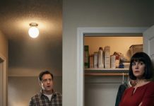 Volví un día antes, pensando que sorprendería a mi pequeña. En cambio, la casa me recibió con un silencio tan extraño que me erizó la piel. Entonces escuché la voz de mi madrastra desde el viejo cuarto de almacenamiento: “Termínatelo. No dejes ni una sola cucharada.” Cuando abrí la puerta de golpe, la sangre se me heló—mi hija estaba temblando sobre el frío suelo de concreto, con los ojos suplicando un rescate. Y en ese instante, supe que la pesadilla que vivía en mi casa por fin había mostrado su verdadero rostro.