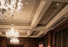 “¿Cuántas veces tengo que decirles que en este restaurante de lujo no aceptamos personas en silla de ruedas?”, escupió el gerente antes de golpearme en la cara. Todo el salón quedó en silencio. Solo vieron a una mujer indefensa en silla de ruedas, nada más. Ninguno de ellos sabía quién era yo en realidad… ni que, al final de aquella noche, ese restaurante lo perdería todo. Pero la venganza era apenas el comienzo.