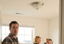 Instalé una cámara durante mi descanso del mediodía solo para vigilar a mi bebé, pero lo primero que escuché me destrozó. La voz de mi madrastra rugió por el altavoz: “Vives del dinero de mi hijo, ¿y todavía te atreves a decir que estás cansada?”. Luego, justo al lado de la cuna de mi hijo, la agarró del cabello. Mi esposa no gritó. Solo se quedó inmóvil. En ese instante entendí que su silencio nunca había sido paciencia, sino miedo. Y lo que vi después fue aún peor…