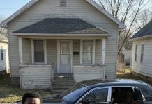 “Solo tenía dinero para una comida, pero cuando vi a esa pequeña susurrar: ‘Por favor… tengo mucha hambre’, le di todo lo que tenía. Me fui a dormir con el estómago vacío, pensando que había tomado la decisión más tonta de mi vida. Pero a la mañana siguiente, un lujoso auto negro se detuvo frente a mi casa. Un multimillonario bajó, me miró fijamente y dijo: ‘Te he estado buscando’. No tenía idea de que mi vida estaba a punto de cambiar para siempre.”