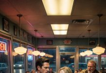 Me quedé paralizado en el instante en que la vi equilibrando una bandeja en aquel restaurante lleno de gente: mi exesposa embarazada, la mujer que creí que había desaparecido de mi vida para siempre. “¿Tú?”, susurré. Ella levantó la mirada, pálida y furiosa. “No pongas esa cara de sorpresa”, espetó. Entonces, un hombre en la esquina se puso de pie y dijo: “Él todavía no sabe lo del bebé, ¿verdad?”. Sentí que el corazón se me detenía. En ese momento, todo lo que creía saber estaba a punto de hacerse pedazos…